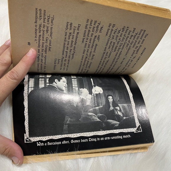 Vintage 1993 Addams Family Values Book - Picture 5 of 7